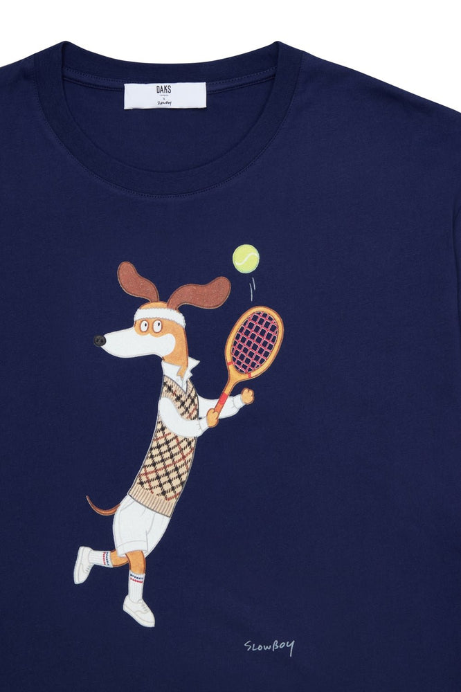 
                      
                        DAKS X Mr Slowboy Anniversary T-Shirt 'Tennis' Navy DAKS M
                      
                    