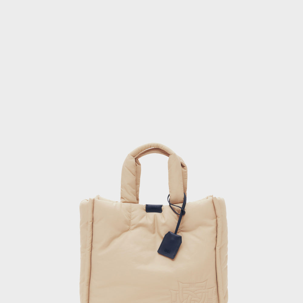 
                      
                        Interlocking DD Logo Puffer Tote Bag
                      
                    